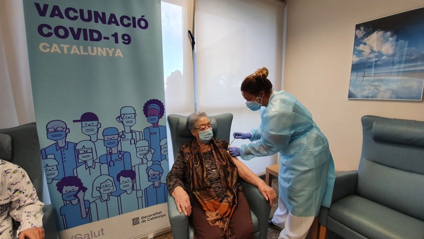  El Ministeri de Sanitat ha informat aquest dilluns de 84.287 nous positius per covid-19, un fet que deixa la xifra global de contagis a l'estat espanyol en 2.336.451 casos confirmats per proves diagnòstiques. La xifra de víctimes per coronavirus s'ha inc
