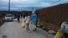 Alumnes de l'Institut de l'Arboç practiquen el Plogging, una disciplina que combina el coneixement de l’entorn natural i la neteja del medi