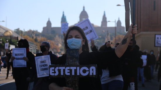 Segons la Federació Catalana de Perruqueria i Bellesa (FEDCAT) preveuen una caiguda de la facturació del 35,7% si no reben ajudes