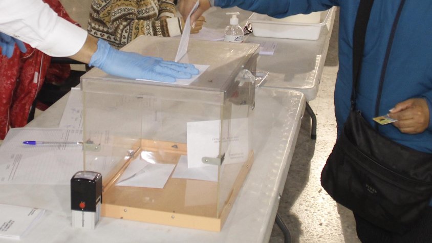Tanquen els col·legis del Baix Penedès en una jornada electoral atípica
