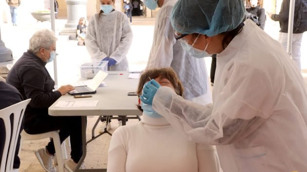 Catalunya supera els 500.000 casos confirmats per PCR o TA, amb una Rt que puja a 0,84 i un risc de rebrot de 274