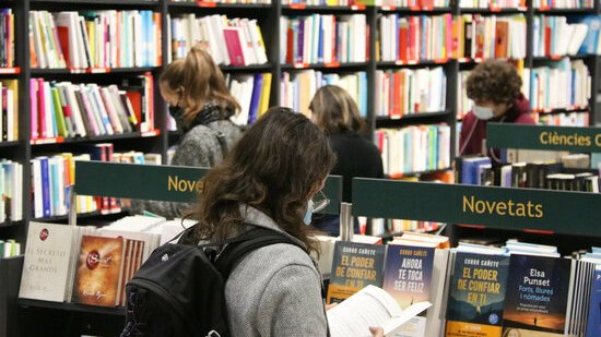 Més lectors durant la pandèmia però amb més caigudes a les vendes al sector del llibre