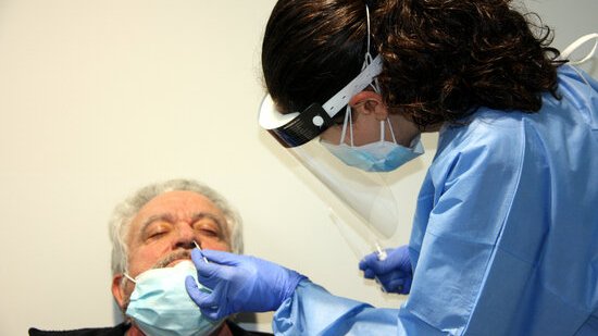 Augmenta a Catalunya el risc de rebrot a 263 amb 2.029 ingressats i 5 crítics menys