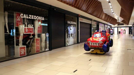 Pla general dels establiments tancats del centre comercial del Parc Central de Tarragona. Imatge del 4 de febrer del 2021