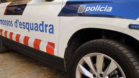 Els Mossos d’Esquadra van detenir un home al Vendrell per dos robatoris amb força a domicili, coaccions, violació de domicili i danys