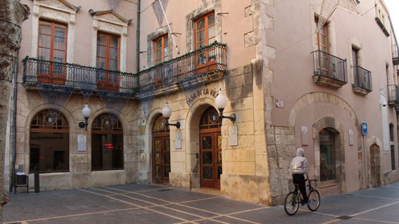 El Vendrell es compromet a estudiar una moratòria per evitar l'obertura de noves benzineres