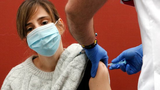 Pla mitjà d'una professora rebent la vacuna al Palau Firal de Manresa. Imatge de l'1 de març del 2021.