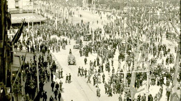 Vista panoràmica de la plaça de Catalunya des de la Rambla cantonada amb el carrer de Pelai. Barcelona, 15 d'abril de 1931. Fotografia d'Antoni Ollé Pinell. ACBP.