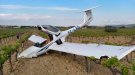 Una avioneta fa un aterratge d'emergència enmig d'unes vinyes del Baix Penedès