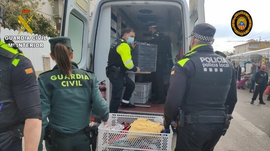 Confisquen més de 4.000 peces de roba falsificada al mercadet de Segur de Calafell