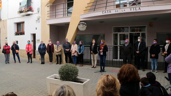 Minut de silenci a la Bisbal per condemnar la mort d'una dona cremada viva presumptament a mans de la parella
