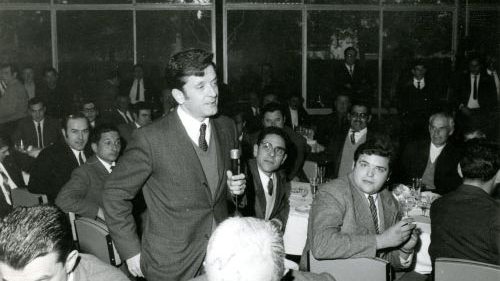 Salvador Palau Rovira dedicant unes paraules a Joan Julivert Nin, cap de la colla castellera Nens del Vendrell, l'1 de febrer de 1970, durant el banquet-homenatge a l'Hotel Brisamar de Coma-ruga. D'esquerra a dreta: Jaume Pell Soldevila, Francesc Marsé, S