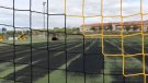 L'Ajuntament realitza una actuació de millora de la gespa artificial del Camp de futbol municipal