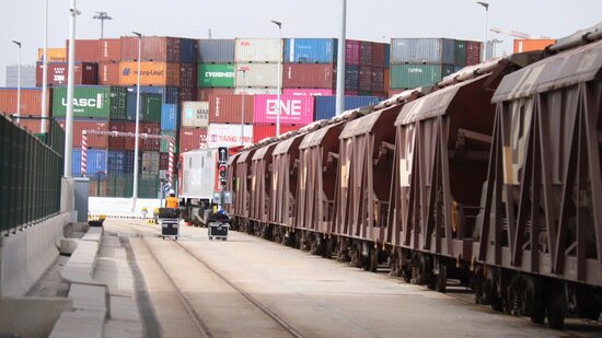 Pla obert de la via de FGC que va fins la terminal d'ICL al Port de Barcelona amb contenidors al fons el 3 de març del 2021.