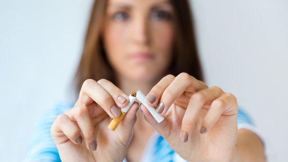 En marxa una campanya per allunyar el consum de tabac de les entrades