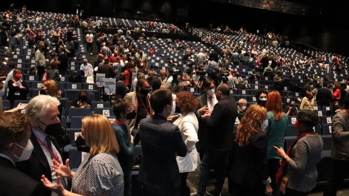 El Govern manté les reunions de 10 persones i amplia al 70% l’aforament de congressos i cerimònies religioses o civils