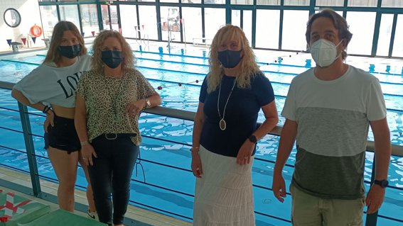 Exhibició de natació sincronitzada a la piscina municipal del Doctor Robert