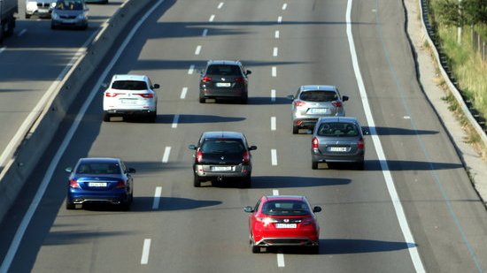 Imatge de vehicles circulant per l'autopista AP-7 a l'alçada de la Universitat Autònoma el 17 de juliol de 2020