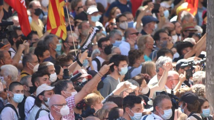 Centenars de persones protesten contra la presència de Pedro Sánchez al Liceu