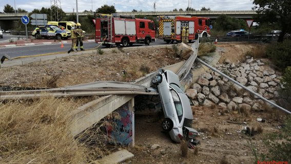 Un conductor resulta ferit en un accident a la carretera N-340 a Coma-ruga