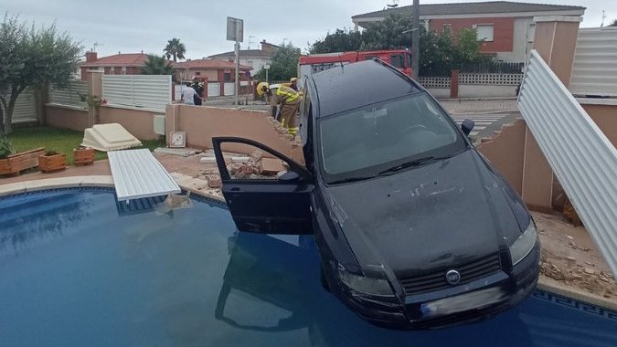 Dues dotacions de bombers per un aparatós accident a Cunit