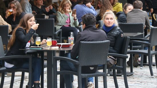 Entren en vigor la limitació de reunions a 10 persones i el tancament d'establiments a les 00.30 hores