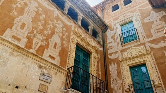Finalitza la restauració dels esgrafiats de la façana del Portal del Pardo del Carrer Major