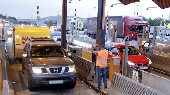 S'aixequen les barreres de l'AP-7, l'AP-2, la C-32 i la C-33 després de dècades de pagament de peatges a Catalunya