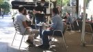 Fi a la prohibició: s’acaba el límit de persones en trobades socials