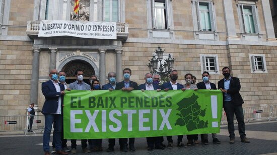 Els alcaldes del Baix Penedès es planten davant la Generalitat: "Ja no ens valen les bones paraules, volem solucions"