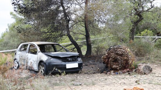 El cadàver localitzat en un cotxe calcinat entre el Vendrell i Albinyana es trobava dins del maleter