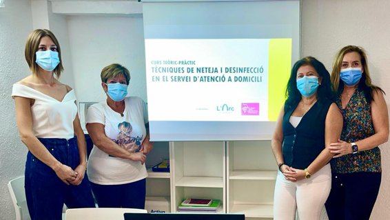 Un grup de dones del Baix Penedès inicia un projecte d'inserció laboral per fer tasques de neteja