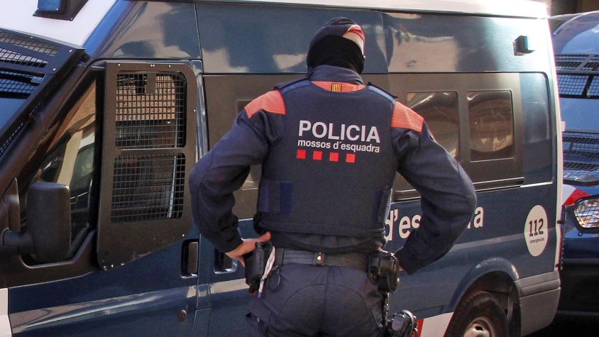 Els Mossos d’Esquadra detenen a Cunit un conductor per circular de manera temerària, fugir de dos controls policials i col·lidir intencionadament amb vehicles policials