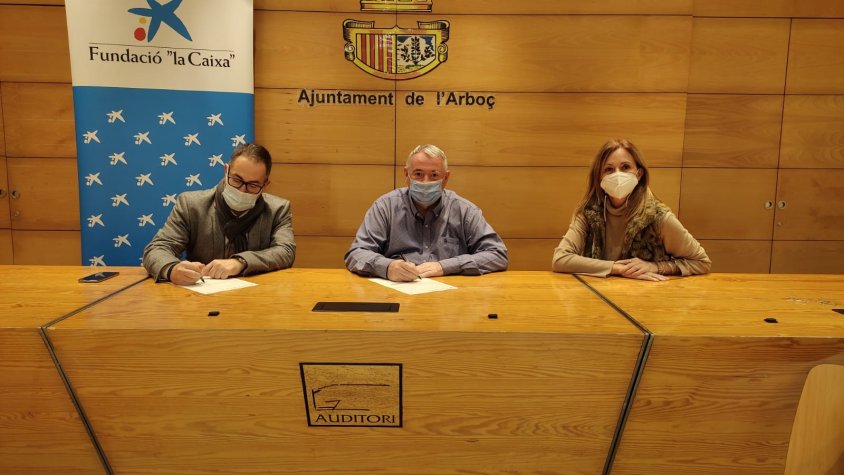 Imatge de la firma del conveni, Alexis Gómez, director de banca d'Institucions de CaixaBank a Tarragona, Mònica Campabadal directora de l’Oficina de CaixaBank a l'Arboç, i Joan Sans, alcalde de l’Arboç  (Font: Aj. de l’Arboç)