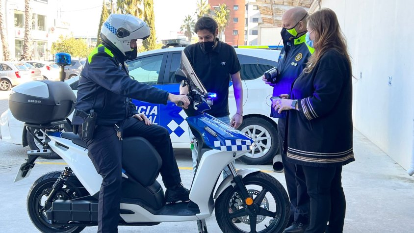 Avui s’han presentat unes motocicletes elèctriques, deixades per part de l’empresa Ray Electric Motors a la Policia Municipal del Vendrell, que es provaran per tal de valorar la renovació del parc mòbil amb la substitució de les que es tenen actualment am