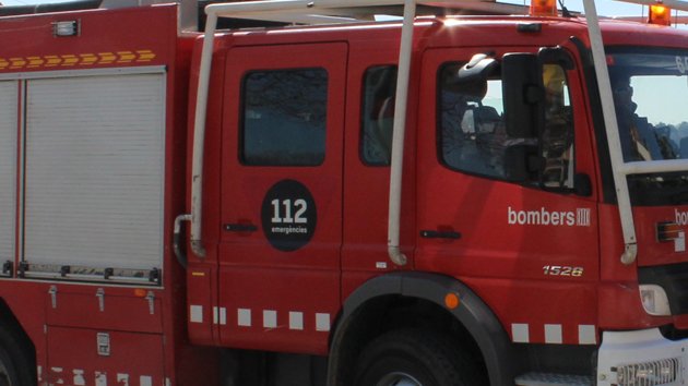 Els Bombers rescaten un conductor que havia quedat atrapat per l'aigua sota un pont al Vendrell 