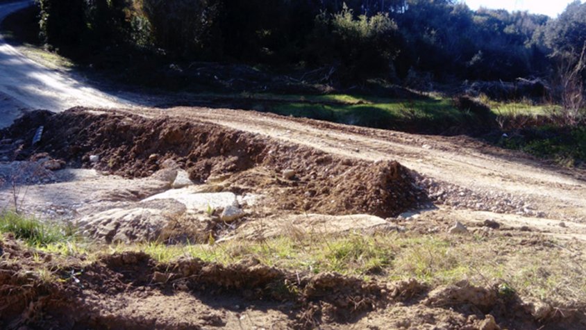Imatge del camí al seu creuament amb la riera de Marmellar.
