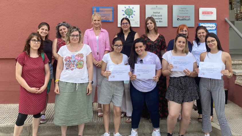 L'Arc Serveis lliura el premi al millor projecte social per a gent gran de l'Institut Andreu Nin del Vendrell