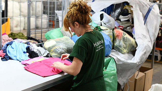 La recollida de tèxtil usat amb finalitat social continua a l’alça