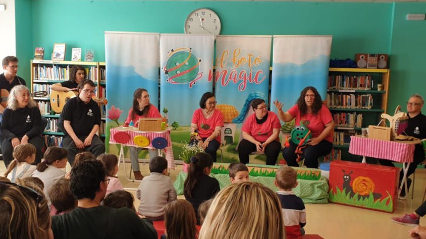 Que ve el llop!, una sessió de l’hora del conte a càrrec de la companyia El Botó Màgic, formada per persones amb diversitat funcional intel·lectual