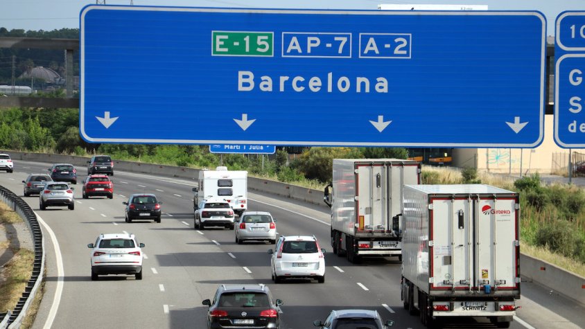 Trànsit posarà carrils addicionals i restringirà el pas de camions unes determinades hores a l’AP-7 per Sant Joan