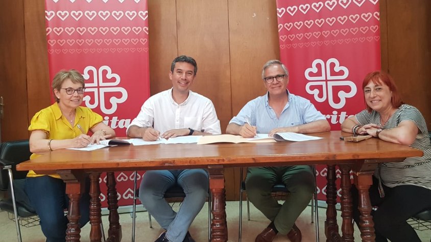 L’Ajuntament del Vendrell signa un conveni amb Càritas per a un projecte d’acompanyament telefònic a la gent gran