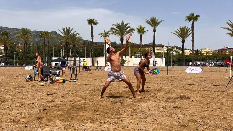 Deu baix penedesencs participen al Mundial de Beach Tennis