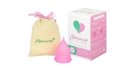 Santa Oliva reparteix copes menstruals entre les noies de 12 i 13 anys.