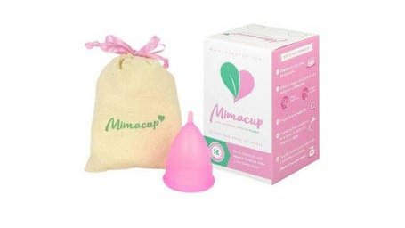 Santa Oliva reparteix copes menstruals entre les noies de 12 i 13 anys.