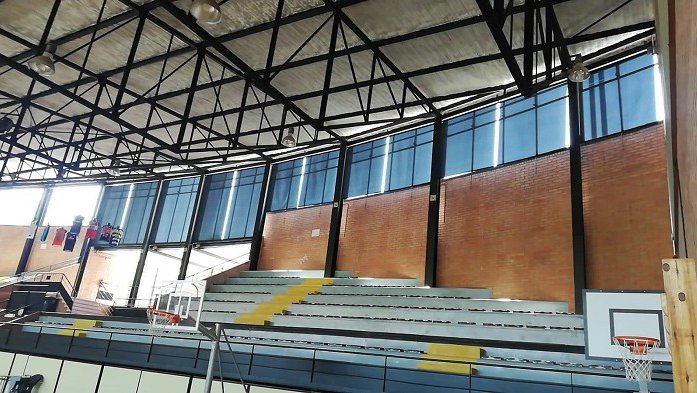 Instal.lació de cortines als finestrals del Pavelló Poliesportiu de l'Arboç