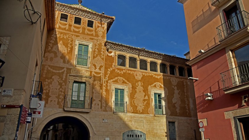 Es recuperen els esgrafiats barrocs de la façana oest de la seu del Museu Apel·les Fenosa del Vendrell