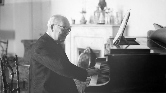 Benvingut Socias tocant el piano a la casa de la finca la Plana del Vendrell, 1944. Fotografia de Feliu Olivé Nin. ACBP.