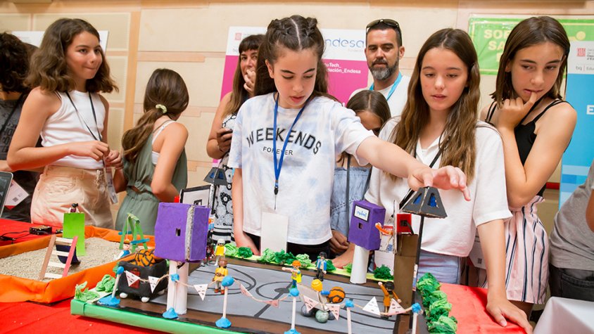 • El programa, que arriba a la seva tercera edició a Catalunya, facilita als centres l’equipament i formació per tal que puguin desenvolupar i presentar els seus projectes de robòtica, programació i impressió 3D a la primavera