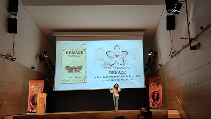El seu primer llibre que està integrat una trilogia format per tres llibres Muta-Renace -Vive